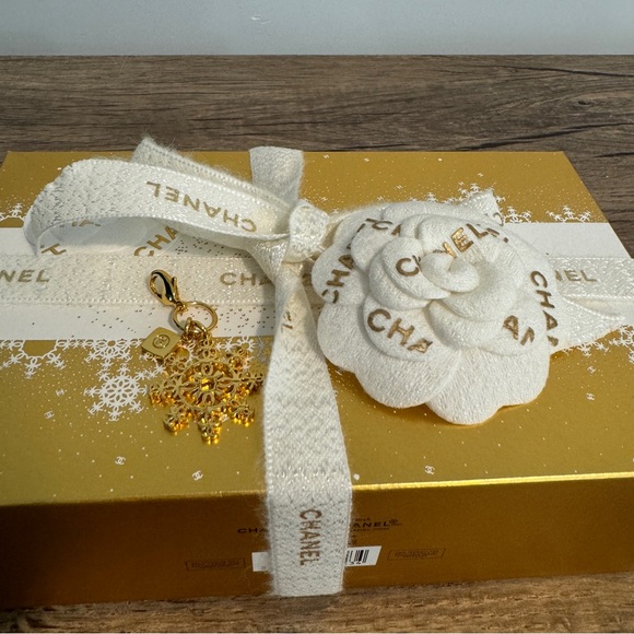 Chanel White and Gold Accessory Set - Picture 2 of 8